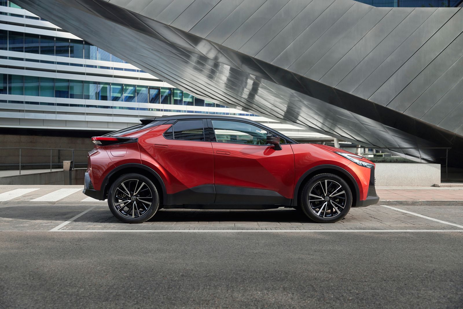 Toyota C-HR parado ao lado de um edificio