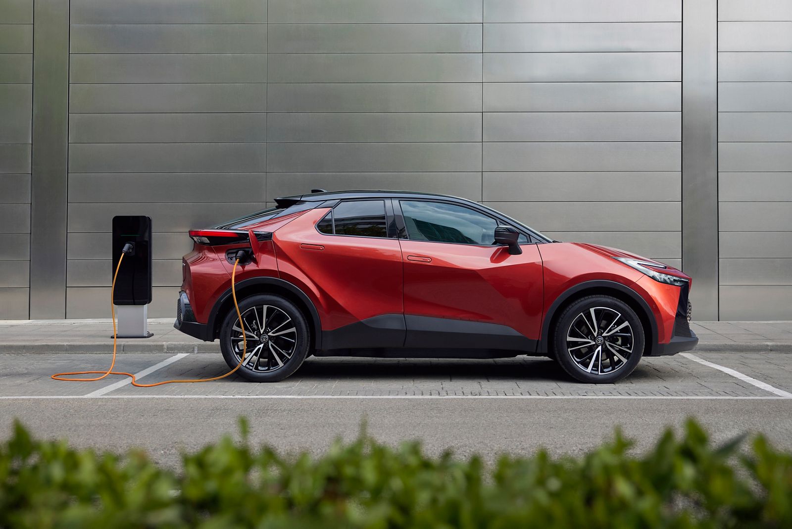 Toyota C-HR exterior, vazut din spate, la incarcat
