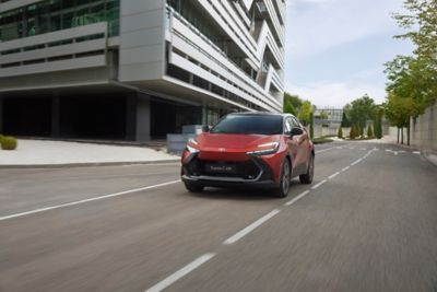 Şehir içerisinde yolda ilerleyen Toyota C-HR