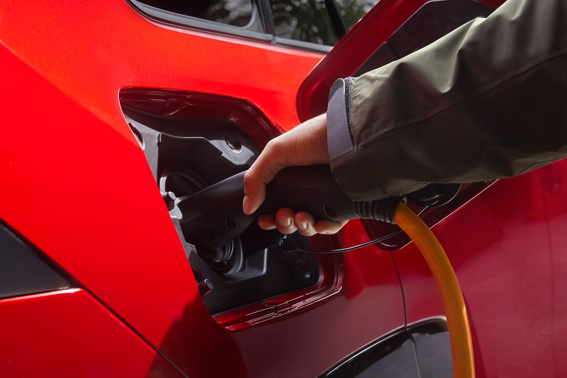 Rijder doet de laadkabel in RAV4 plug-in hybride