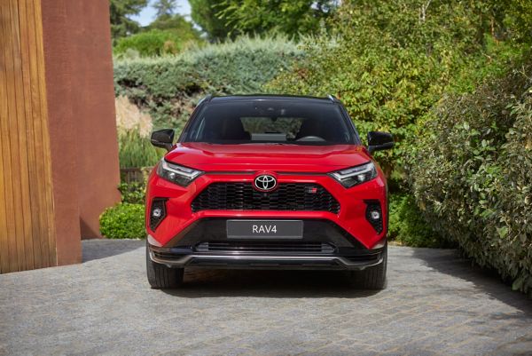 Toyota RAV4 GR Sport'un önden görünümü