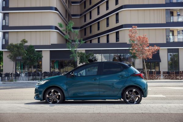 Toyota Yaris garée dans la rue