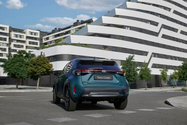 Yaris Cross staat voor een modern gebouw