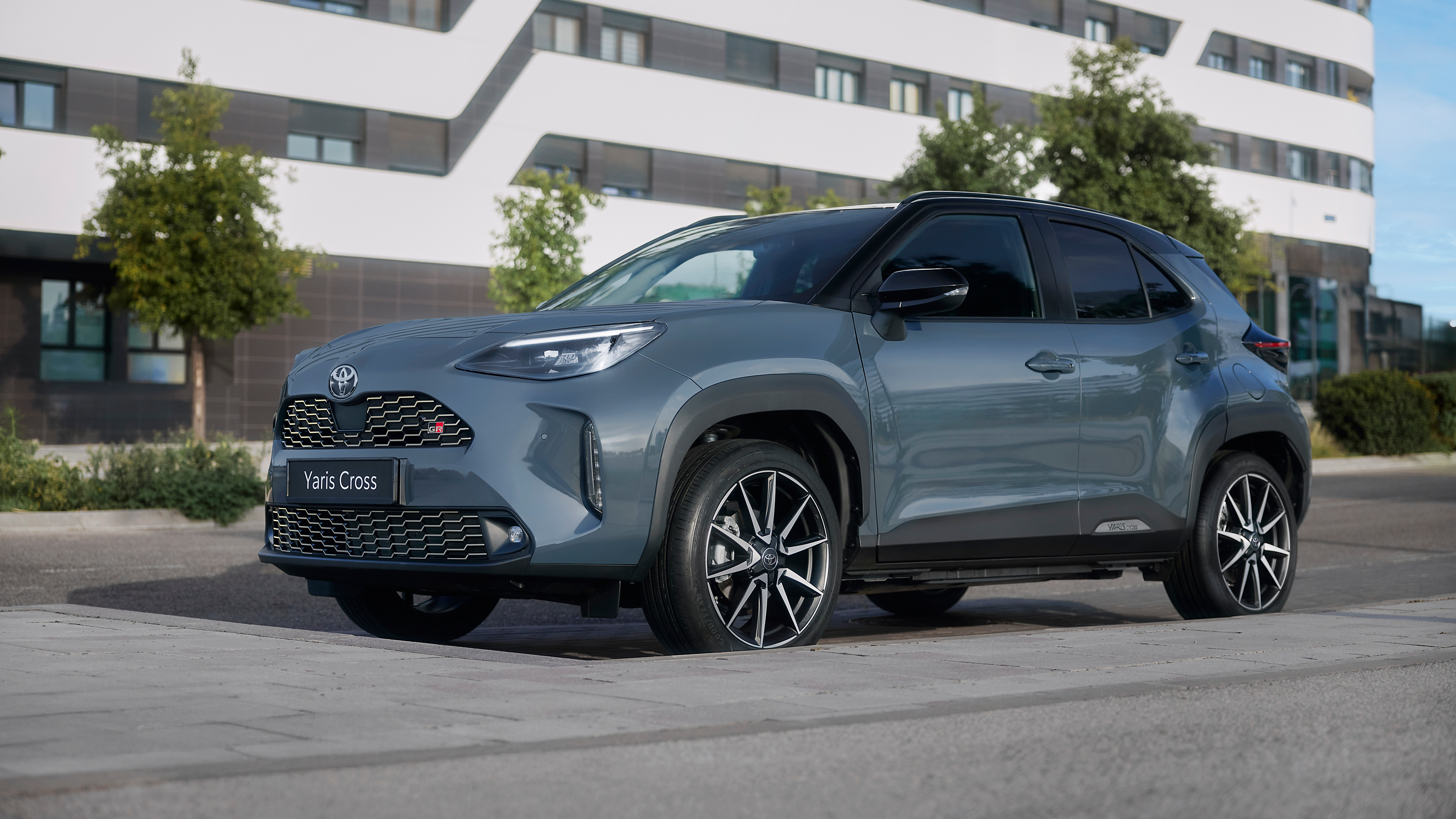 Жена до своя Yaris Cross изглежда щастлива