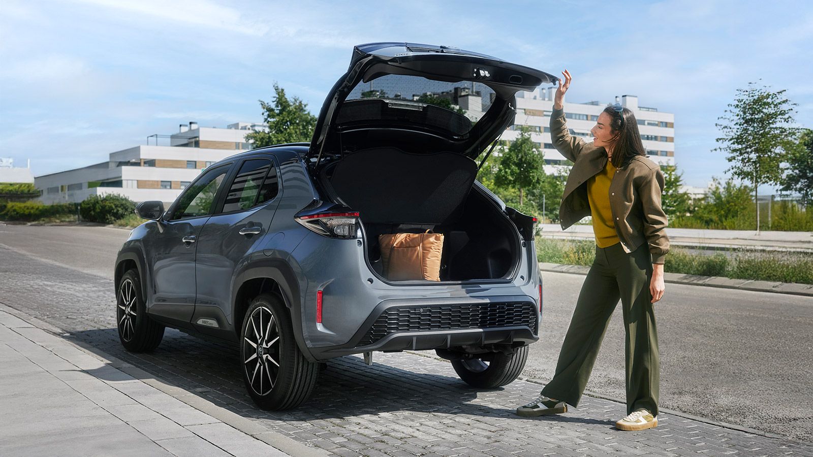 Persona apoyada en Yaris Cross