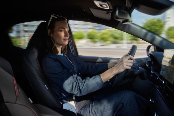 Femme conduisant une Toyota Yaris