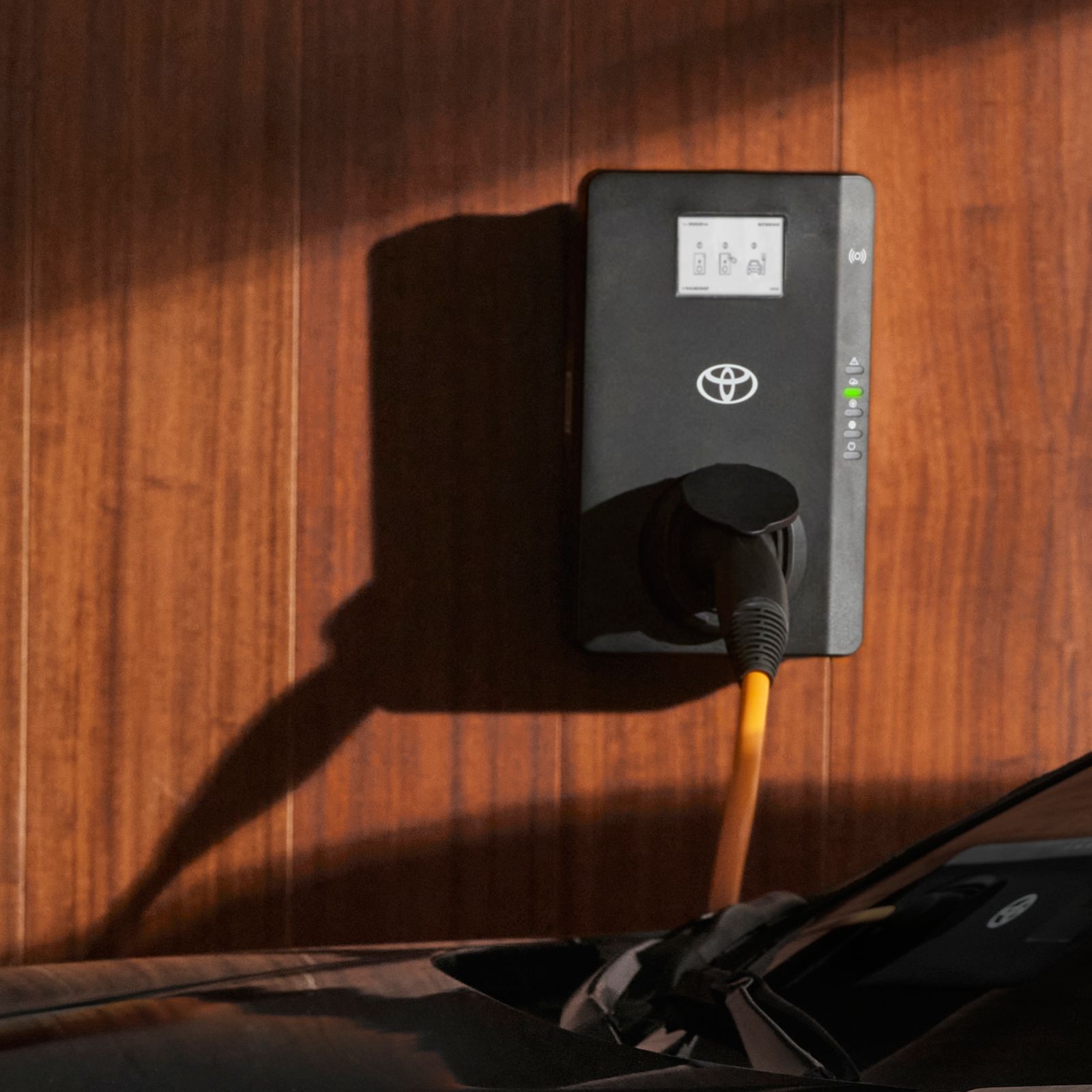 Detailný záber na domácu nabíjaciu wallbox Toyota, ktorý napája riešenie Toyota Smart Charging.