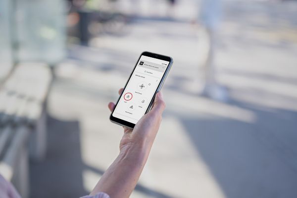 Nahaufnahme eines Handys mit geöffneter MyToyota App. Die Seite zeigt verschiedene Fernsteuerungsoptionen, darunter „Lock“ und „Unlock“.  