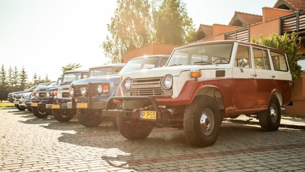 Klasyczne wersje Toyoty Land Cruiser zaparkowane w szeregu