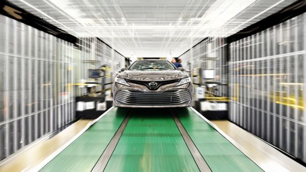 Srebrna Toyota na zielonej taśmie
