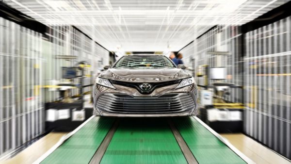 Srebrna Toyota na zielonej taśmie
