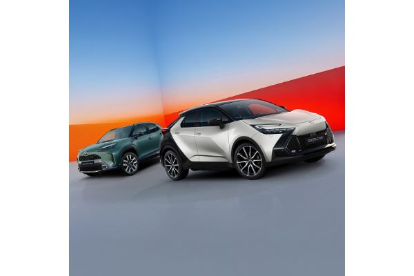 Toyota Yaris Cross i Toyota C-HR ustawione obok siebie w studiu na niebiesko-czerwonym tle