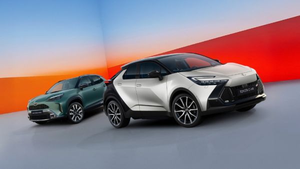 Toyota Yaris Cross i Toyota C-HR ustawione obok siebie w studiu na niebiesko-czerwonym tle