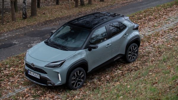 Toyota Yaris Cross podczas podróży przez las