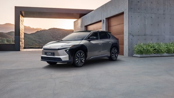Toyota bZ4X – elektryczny SUV zaparkowany na kostce brukowej przed nowoczesną ścianą