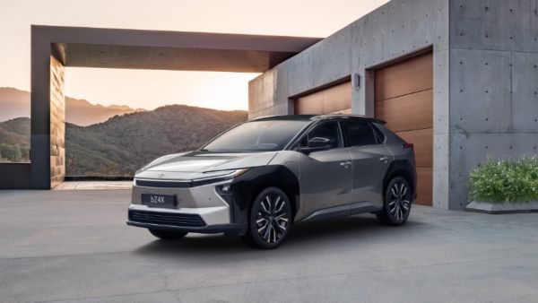 Toyota bZ4X – elektryczny SUV zaparkowany na kostce brukowej przed nowoczesną ścianą