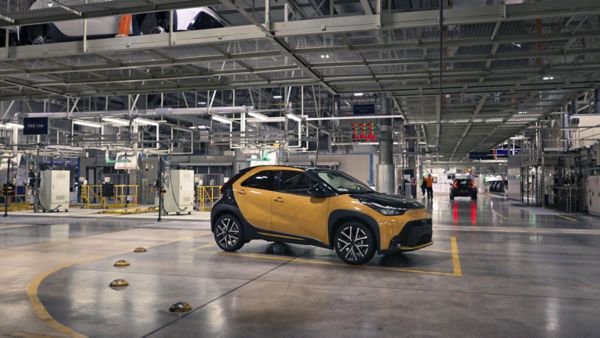 Toyoyta AYGO X Hybrid w fabryce