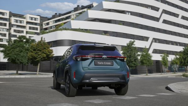 Toyota Yaris Cross podczas przemieszczania się po mieście