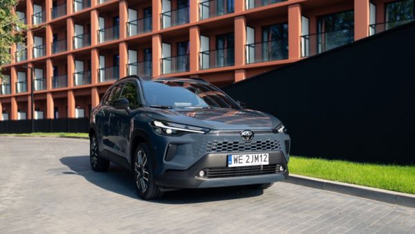 Toyota Highlander zaparkowana obok trawnika