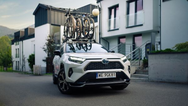 Toyota RAV4 z bagażnikiem rowerowym na dachu