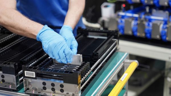 Pracownik fabryki Toyoty podczas produkcji akumulatorów