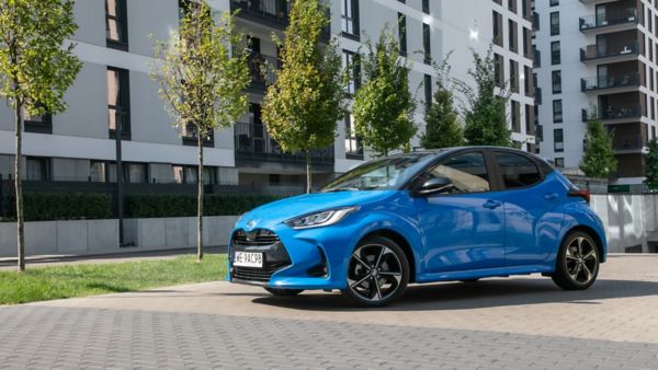 Toyota Yaris zaparkowana obok budynku