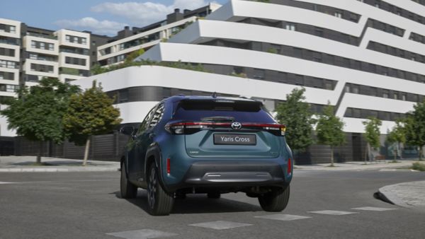 Toyota Yaris Cross podczas podróży po mieście