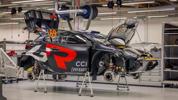 Toyota GR Yaris podczas montowania w fabryce