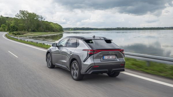 Toyota RAV4 na tle jeziora