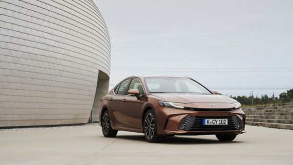 Toyota Camry zaparkowana obok eleganckiego budynku