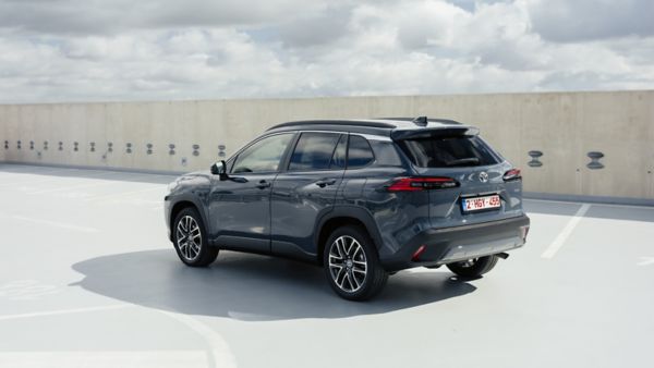 Toyota Corolla Cross na parkingu