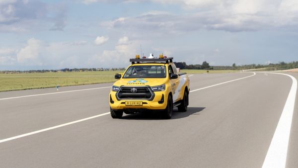 Wodorowy Hilux w służbie portu lotniczego Amsterdam Schiphol. Prototypowy pick-up Toyoty wspiera pracowników obsługi naziemnej