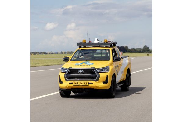 Wodorowy Hilux w służbie portu lotniczego Amsterdam Schiphol. Prototypowy pick-up Toyoty wspiera pracowników obsługi naziemnej