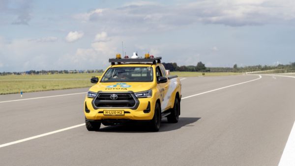 Wodorowy Hilux w służbie portu lotniczego Amsterdam Schiphol. Prototypowy pick-up Toyoty wspiera pracowników obsługi naziemnej