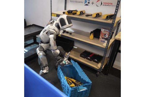 Błyskawiczne postępy napędzanego przez AI humanoidalnego robota Toyota