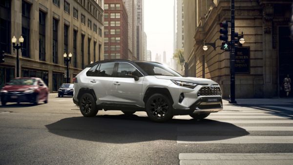 Toyota RAV4 poruszająca się po ulicach miasta
