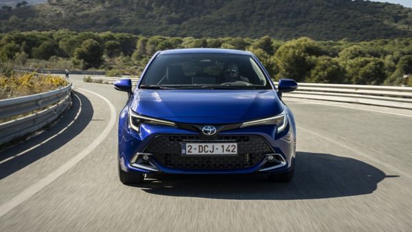 Toyota Corolla podczas jazdy po autostradzie