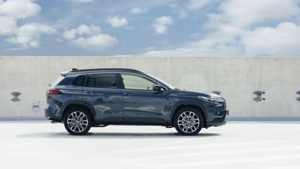 Boczne zdjęcie Nowej Toyoty Corolli Cross