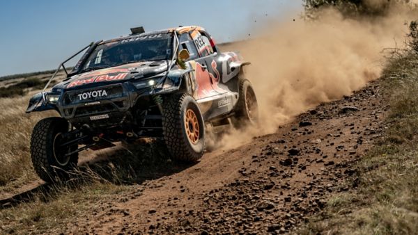 Toyota GR DKR Hilux EVO podczas jazdy w terenie
