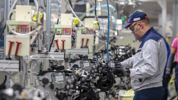 Zdjęcie pracownika Toyoty podczas pracy w fabryce