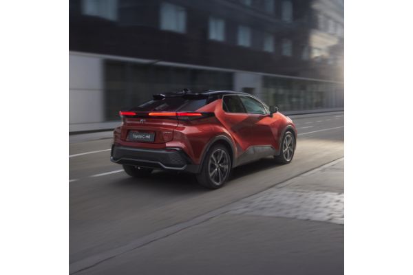 Jeśli hybryda plug-in, to od Toyoty. Marka liderem rynku PHEV