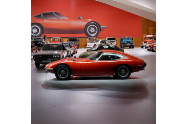 Kultowe Toyoty z filmów i seriali na specjalnej wystawie w muzeum Toyota Collection