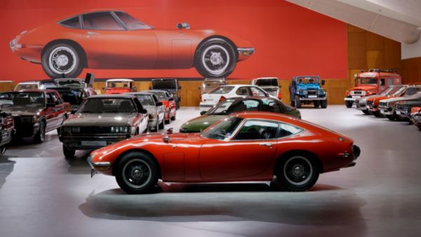 Kultowe Toyoty z filmów i seriali na specjalnej wystawie w muzeum Toyota Collection