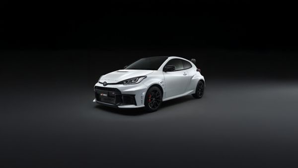 Toyota GR Yaris na tle czarnego tła