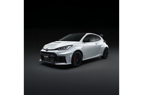 Toyota GR Yaris na tle czarnego tła