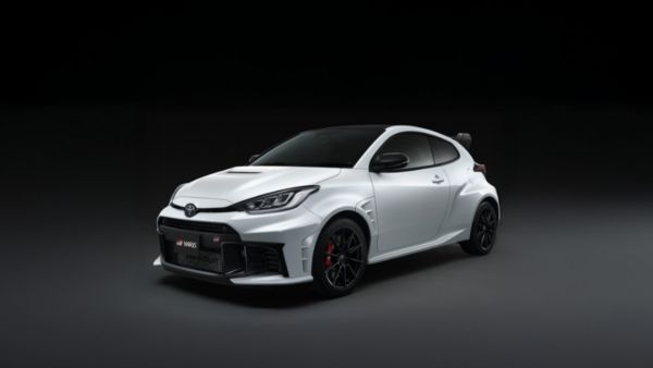 Toyota GR Yaris na tle czarnego tła