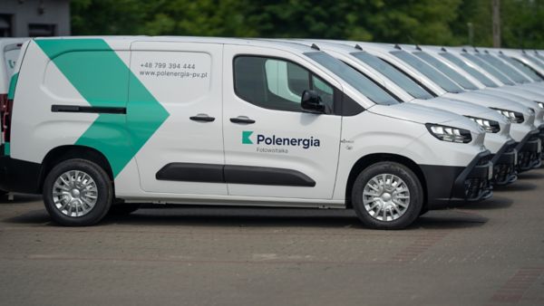 Flota Toyot PROACE CITY w malowaniu Polenergia Fotowoltaika zaparkowane w szeregu