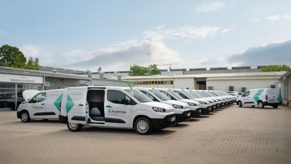 Flota Toyot PROACE w malowaniu Polenergia Fotowoltaika