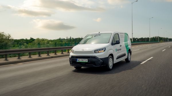 Toyota PROACE CITY poruszająca się dwupasmową drogą