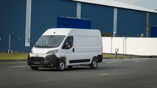 Biała Toyota PROACE MAX na tle magazynu